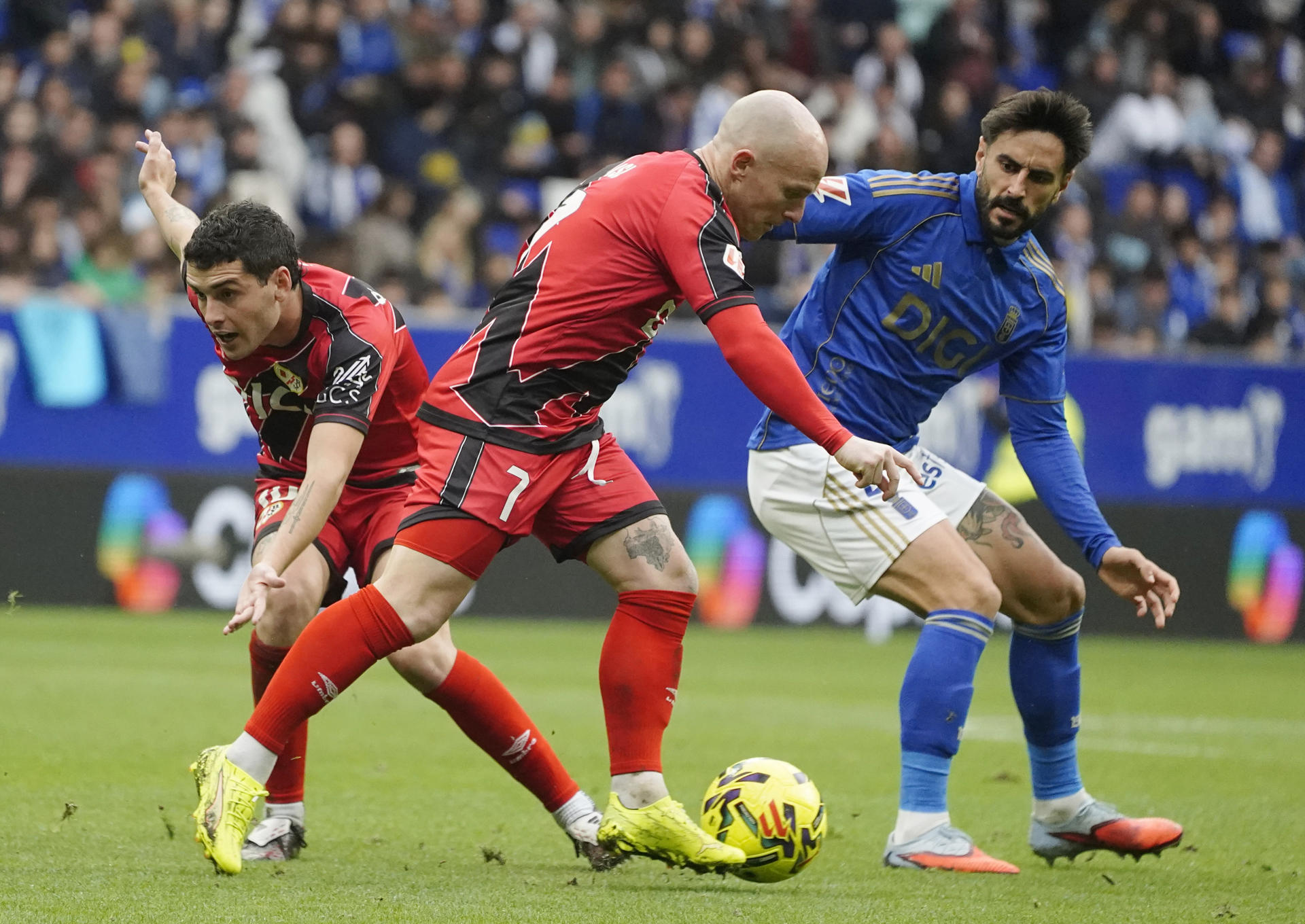 El partido entre Rayo Vallecano y Real Oviedo se suspendió por culpa ...